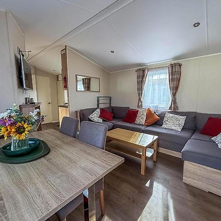 Stunning10 Berth Caravan With Decking At Broadland Sands In Suffolk Ref 20082Bs Hopton on Sea Exterior photo