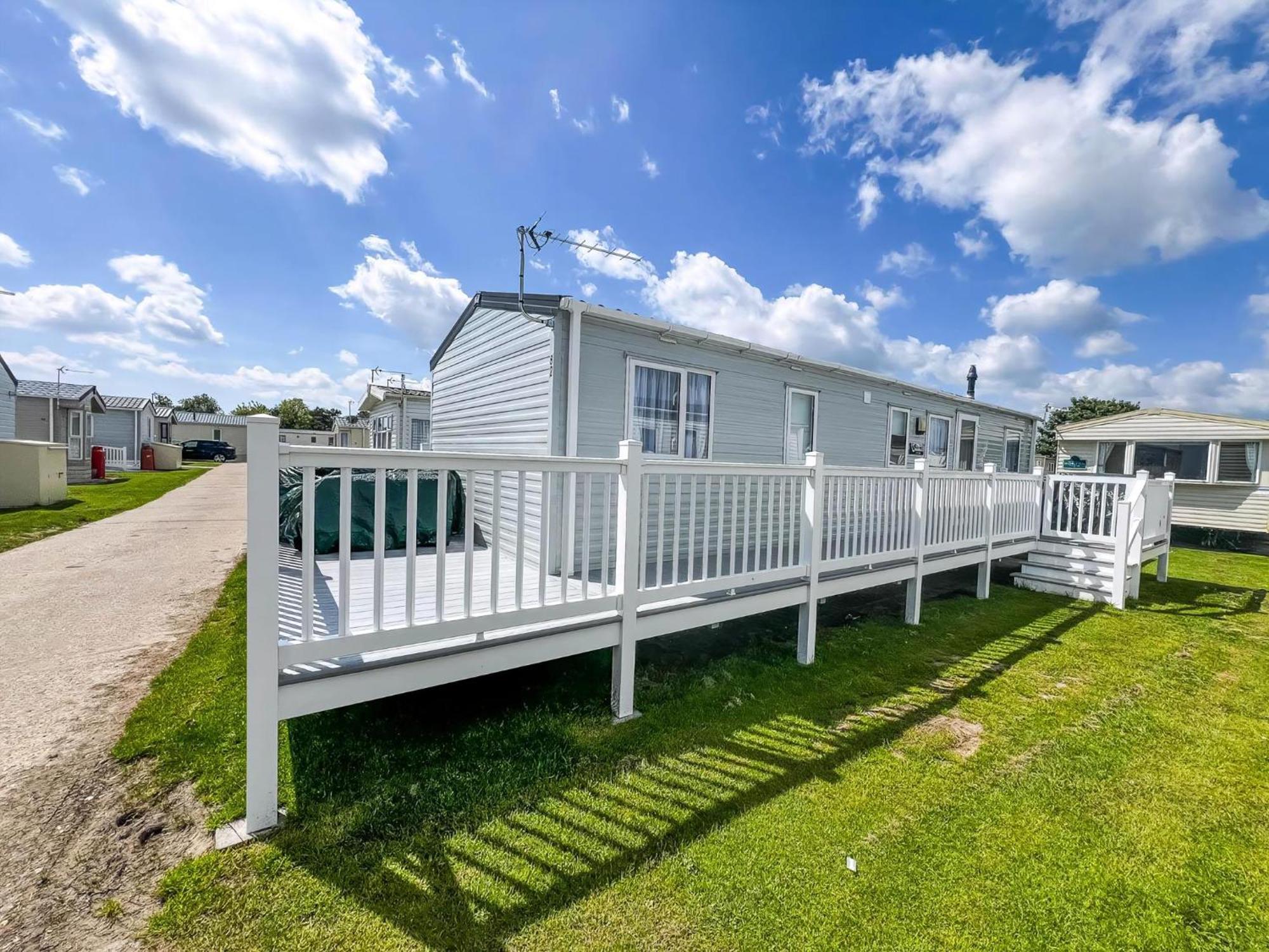 Stunning10 Berth Caravan With Decking At Broadland Sands In Suffolk Ref 20082Bs Hopton on Sea Exterior photo