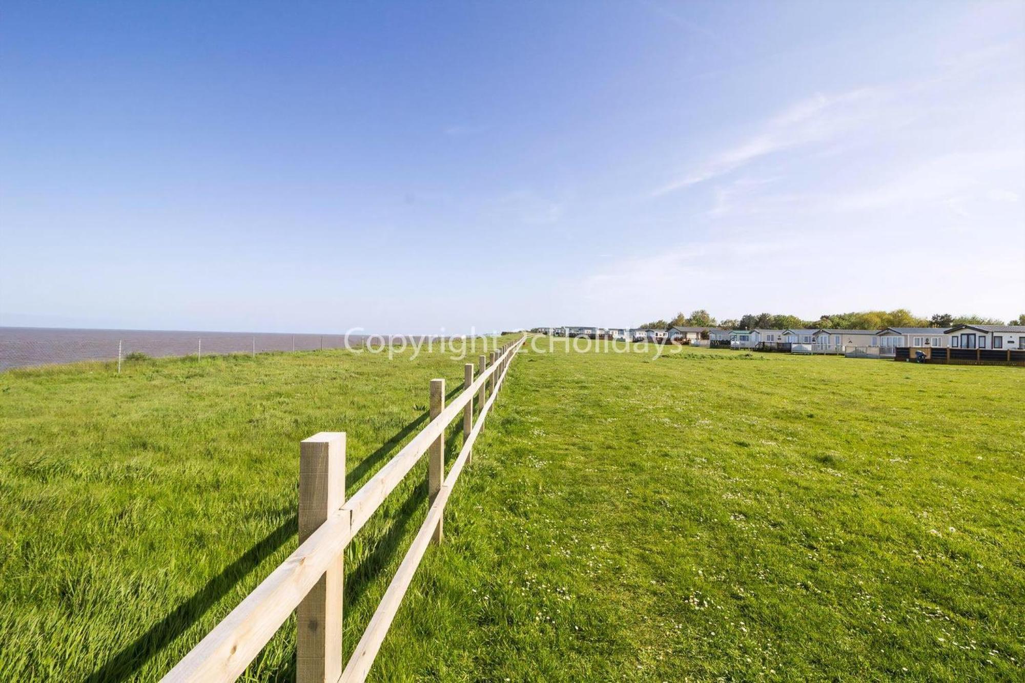 Stunning10 Berth Caravan With Decking At Broadland Sands In Suffolk Ref 20082Bs Hopton on Sea Exterior photo