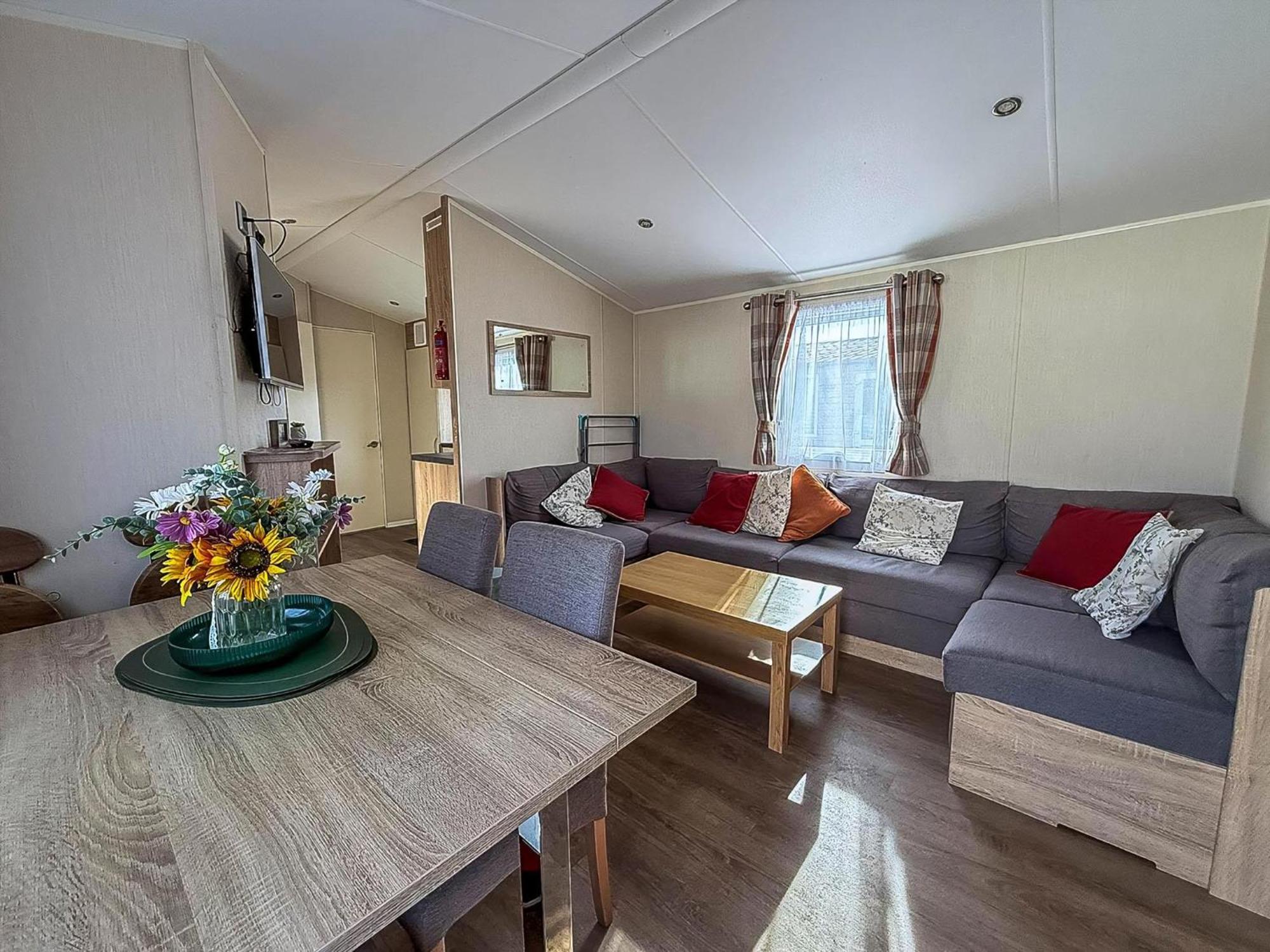 Stunning10 Berth Caravan With Decking At Broadland Sands In Suffolk Ref 20082Bs Hopton on Sea Exterior photo