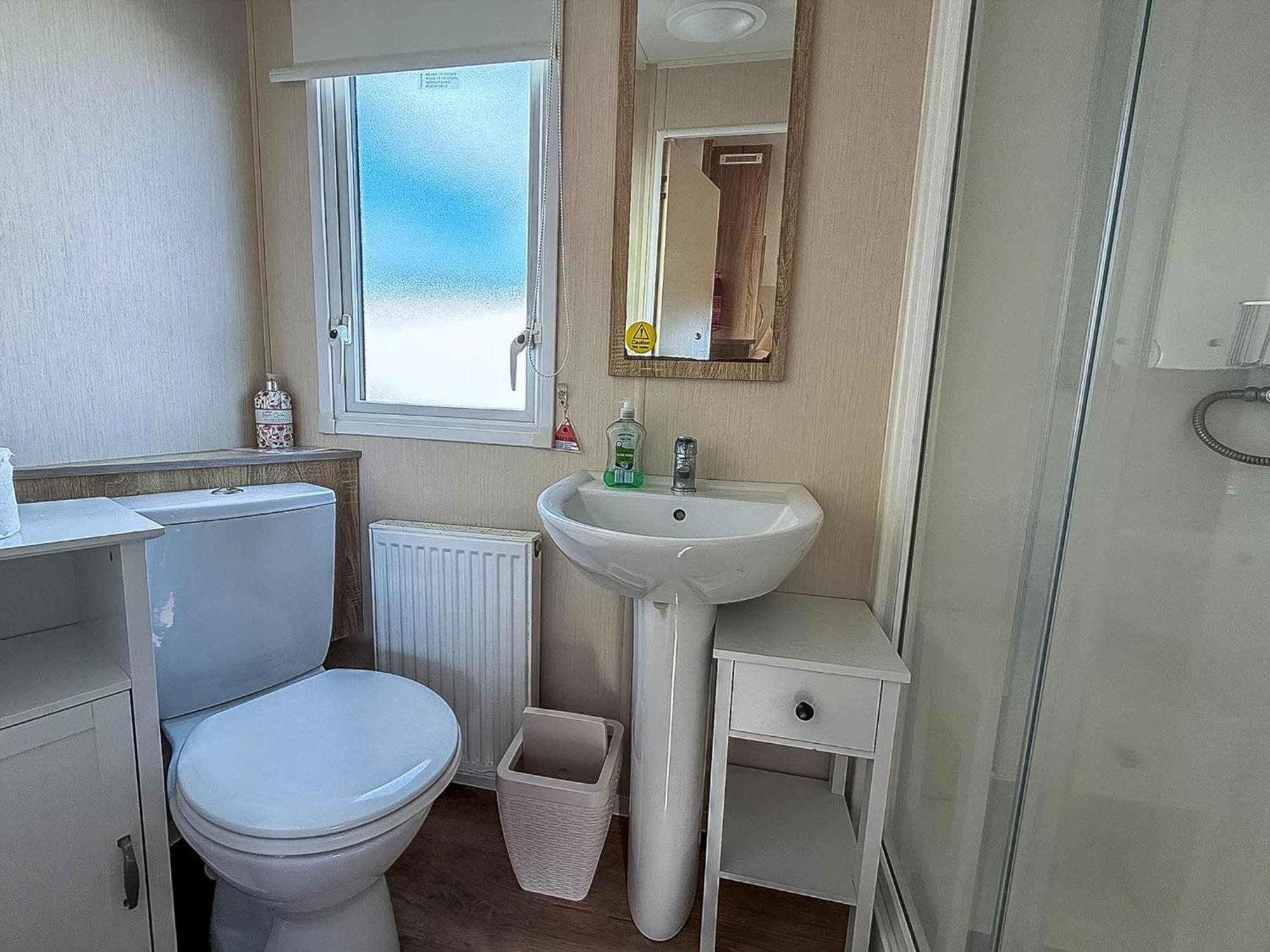 Stunning10 Berth Caravan With Decking At Broadland Sands In Suffolk Ref 20082Bs Hopton on Sea Exterior photo