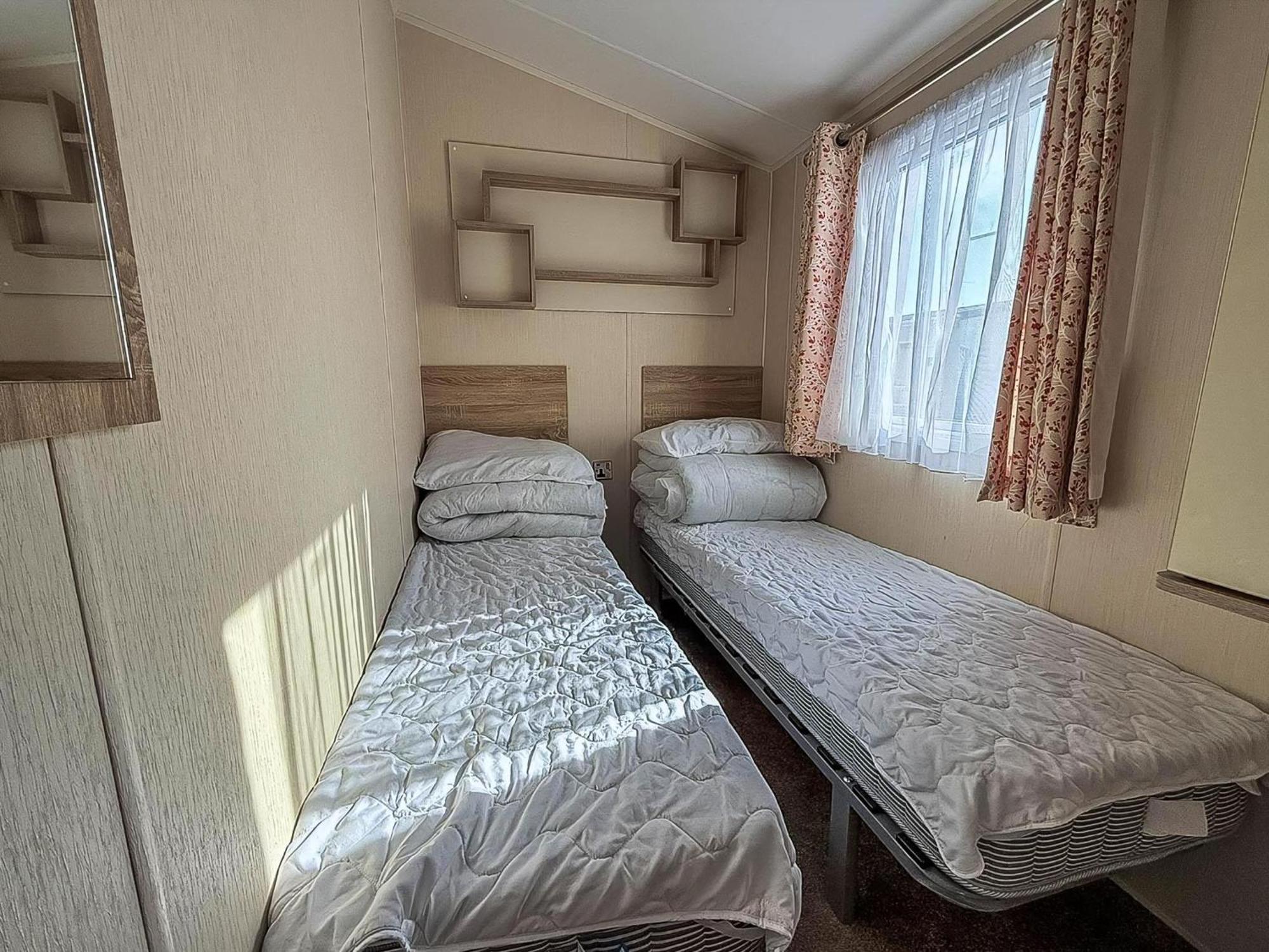 Stunning10 Berth Caravan With Decking At Broadland Sands In Suffolk Ref 20082Bs Hopton on Sea Exterior photo