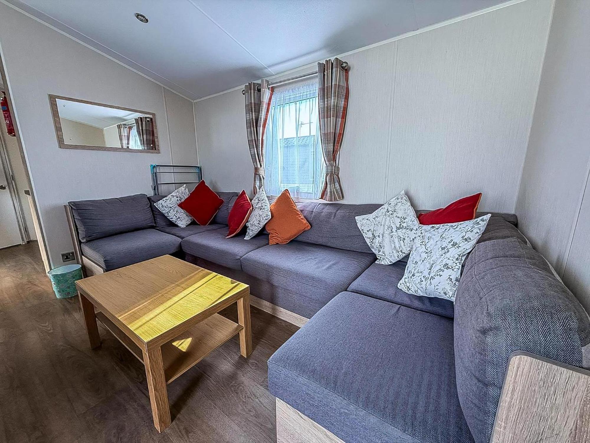 Stunning10 Berth Caravan With Decking At Broadland Sands In Suffolk Ref 20082Bs Hopton on Sea Exterior photo