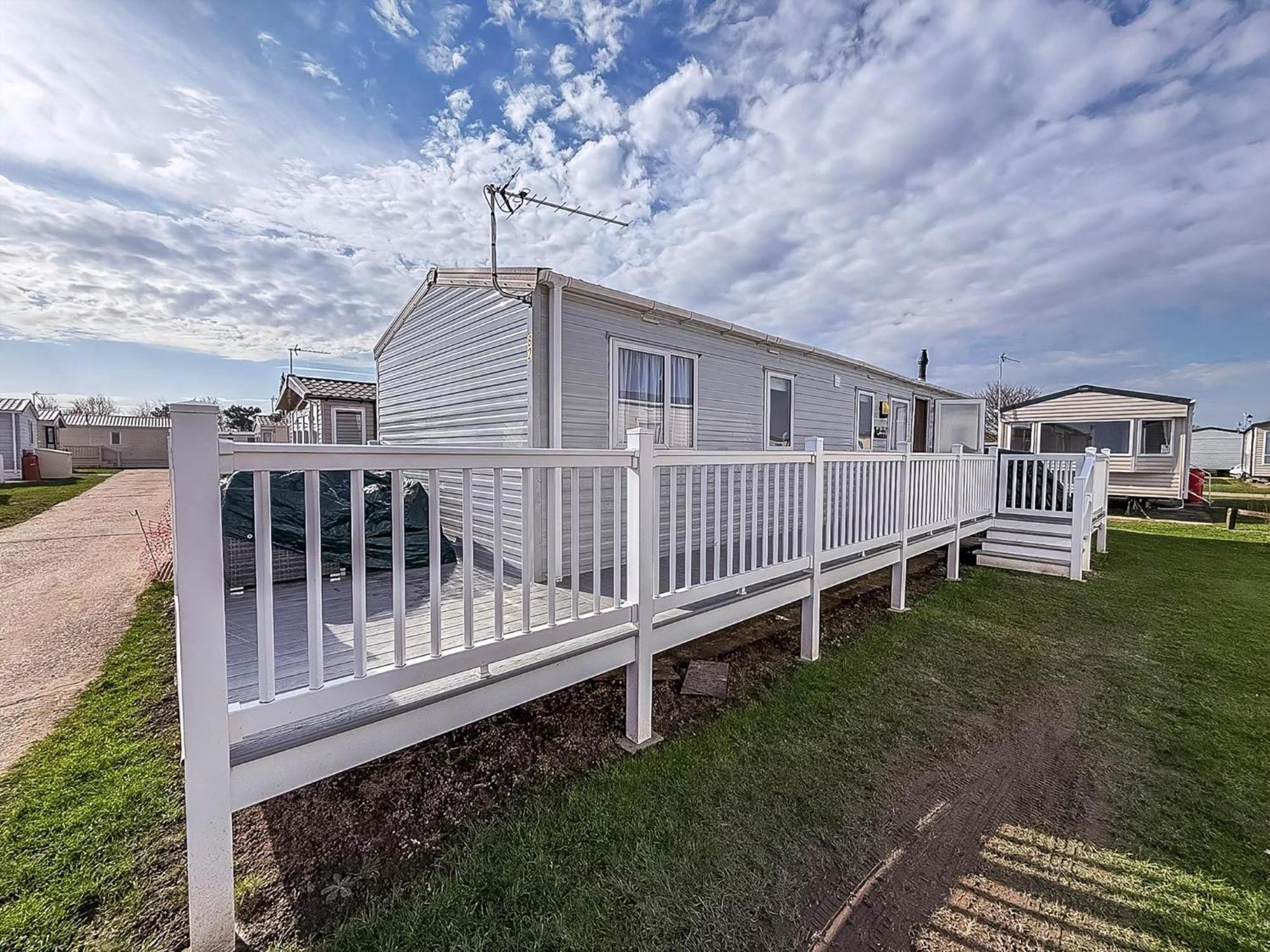 Stunning10 Berth Caravan With Decking At Broadland Sands In Suffolk Ref 20082Bs Hopton on Sea Exterior photo