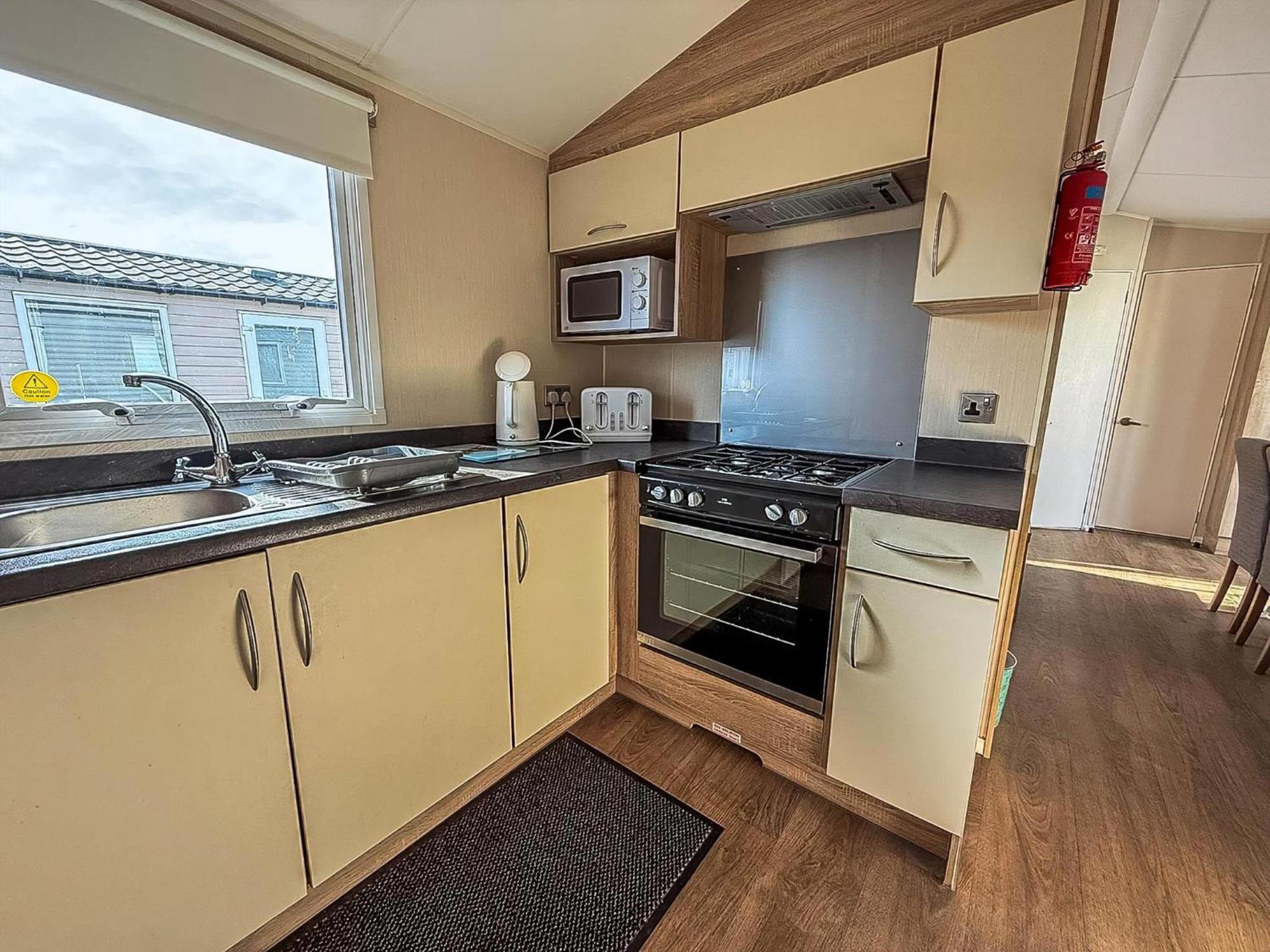 Stunning10 Berth Caravan With Decking At Broadland Sands In Suffolk Ref 20082Bs Hopton on Sea Exterior photo
