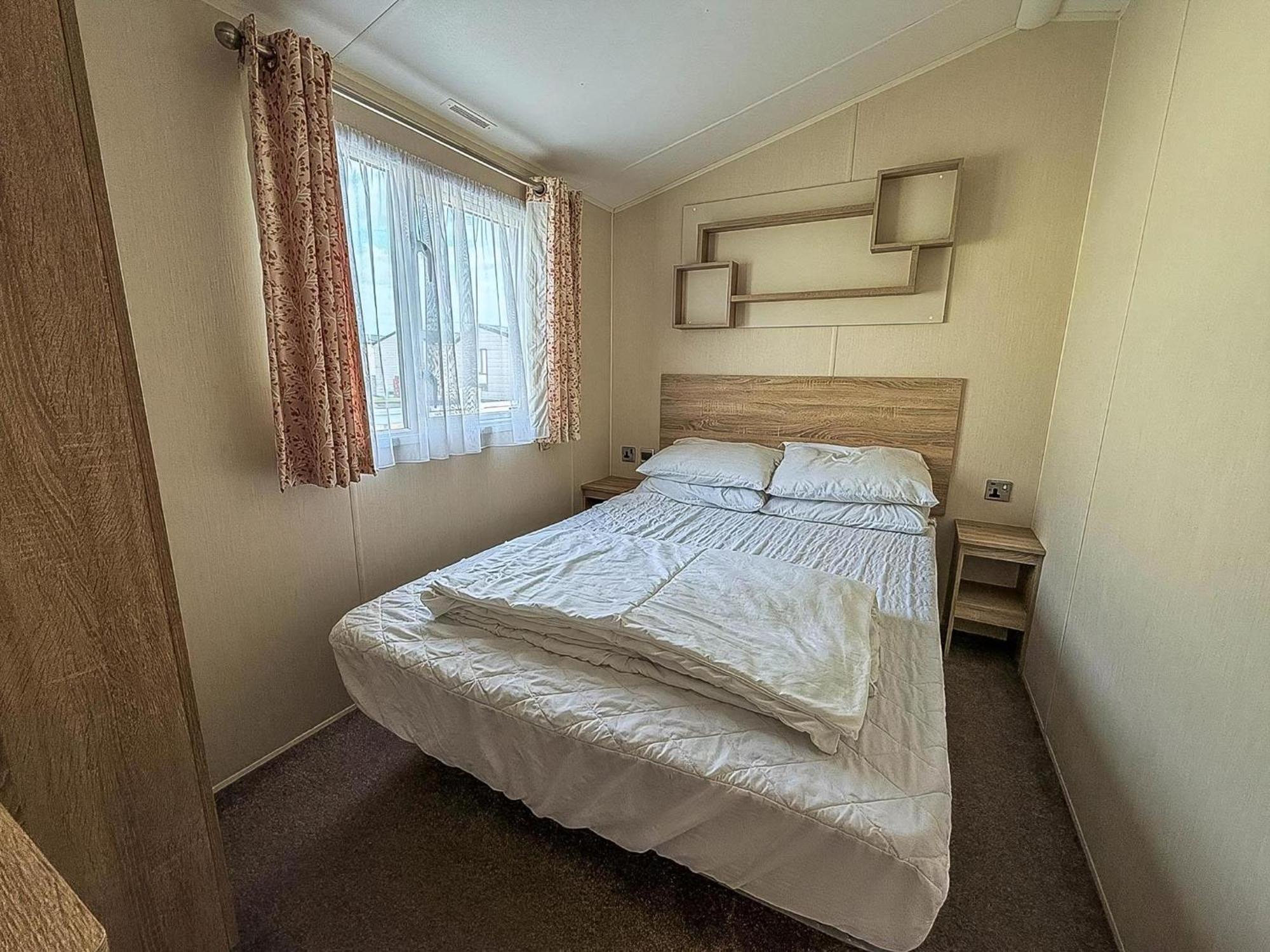Stunning10 Berth Caravan With Decking At Broadland Sands In Suffolk Ref 20082Bs Hopton on Sea Exterior photo